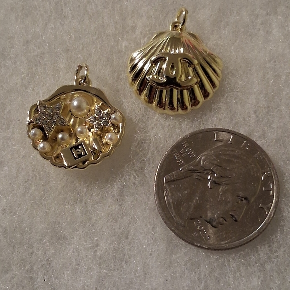 2 Shell Pendants - Picture 2 of 2